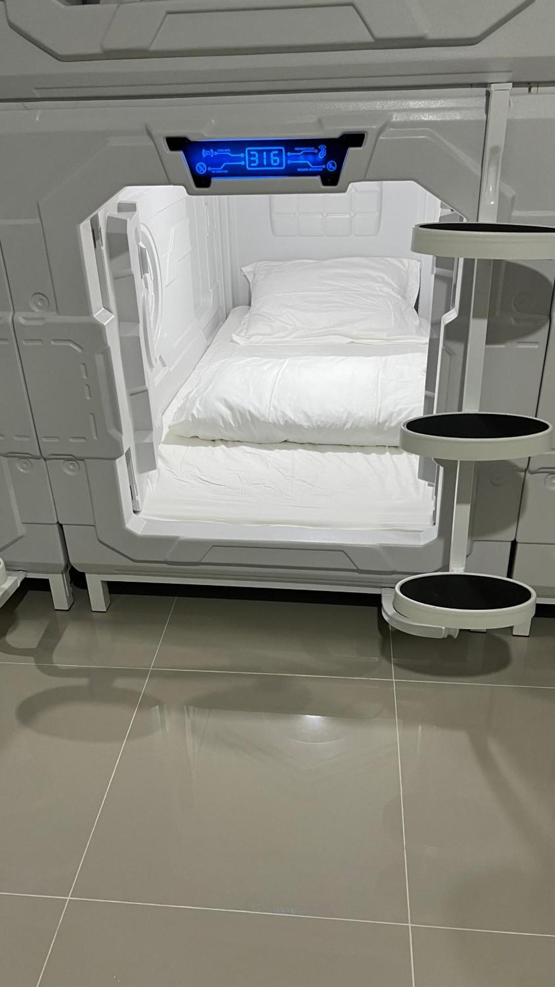 Kiwi Capsule Hotel Bangkok Exterior foto