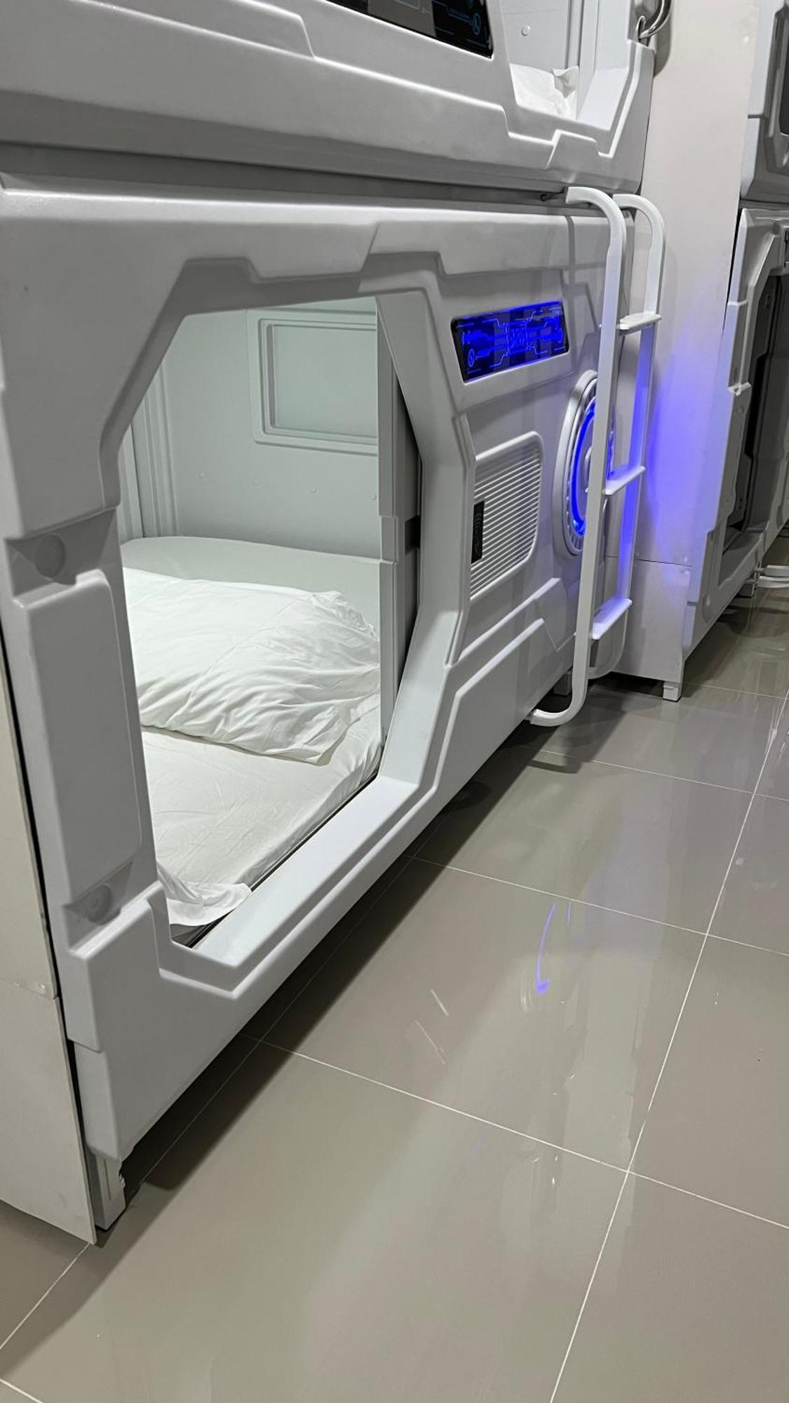 Kiwi Capsule Hotel Bangkok Exterior foto