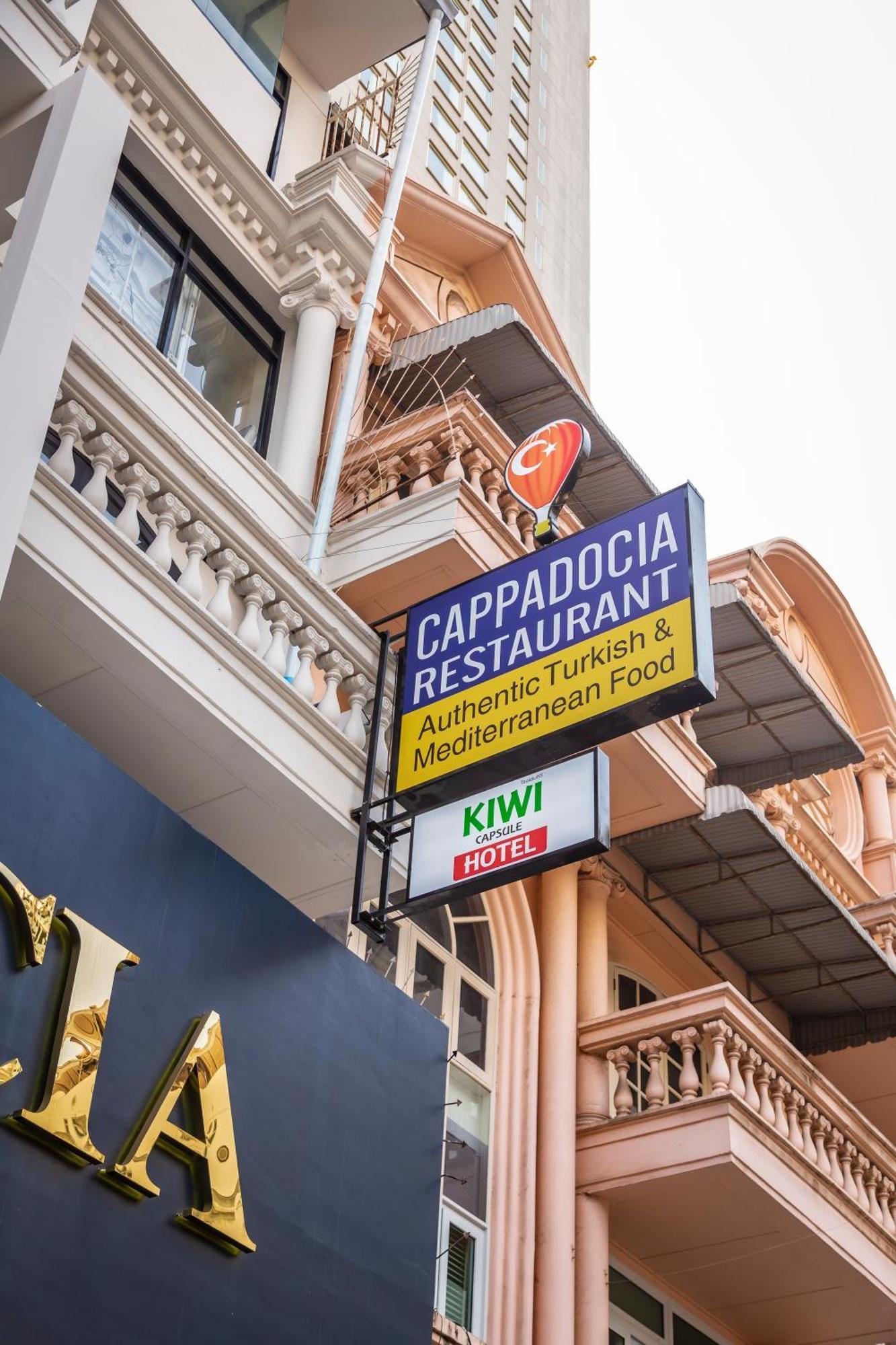 Kiwi Capsule Hotel Bangkok Exterior foto
