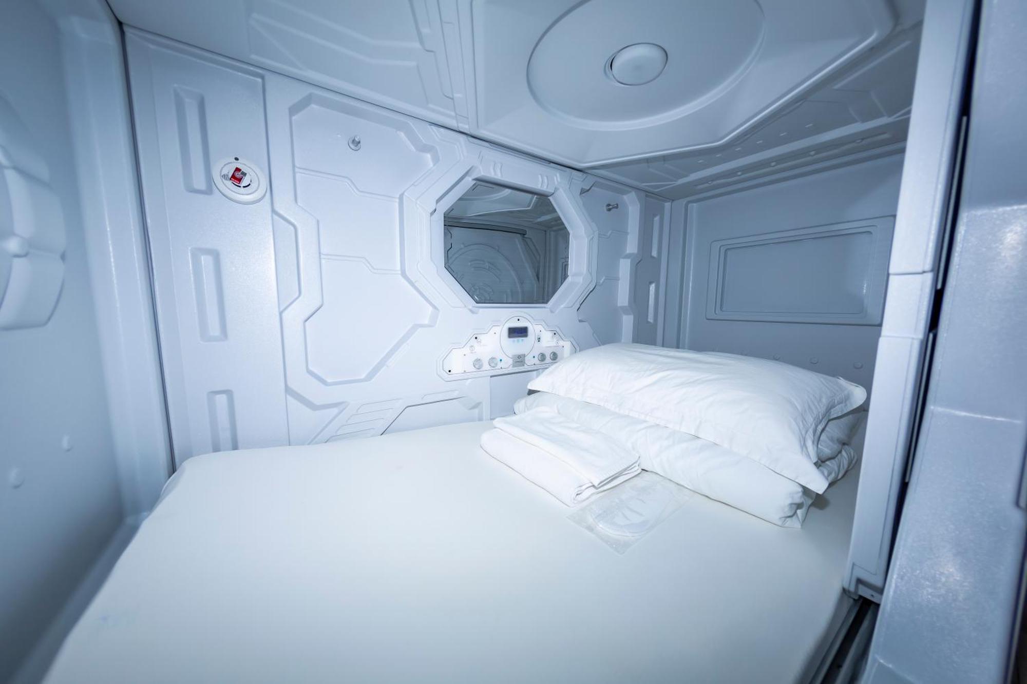 Kiwi Capsule Hotel Bangkok Exterior foto