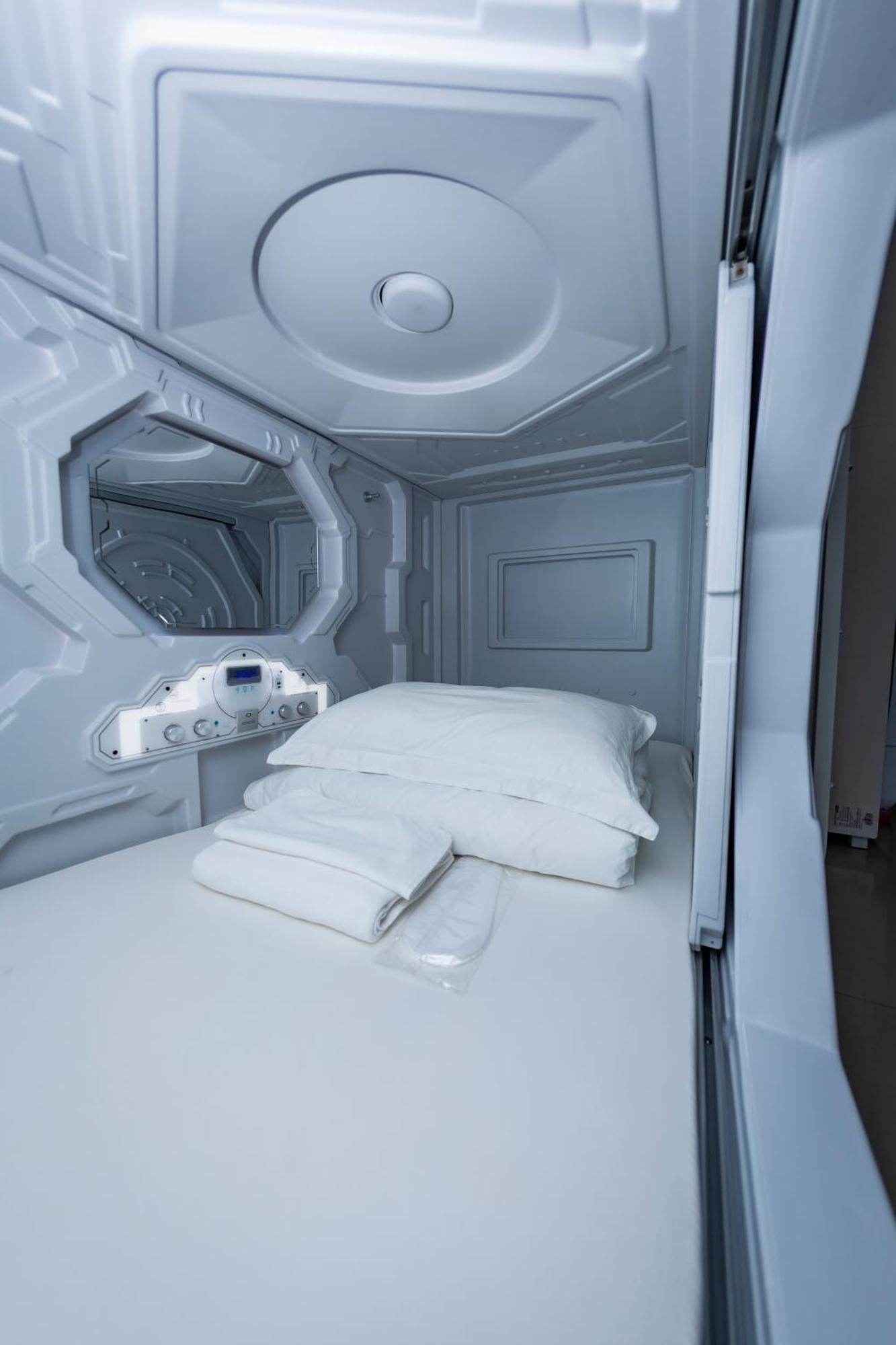 Kiwi Capsule Hotel Bangkok Exterior foto