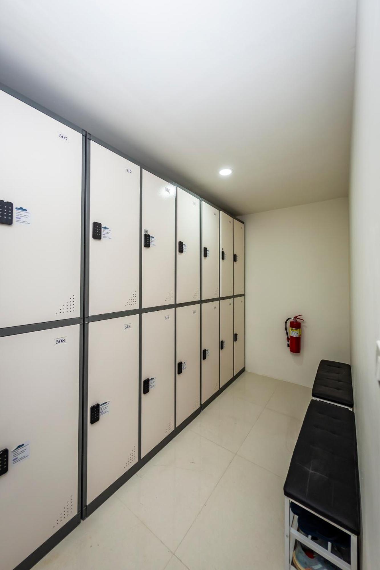 Kiwi Capsule Hotel Bangkok Exterior foto